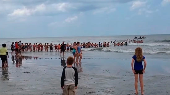 Cadena humana rescata a familia de ahogarse en playa de Florida Cadena humana rescata a familia de ahogarse en playa de Florida