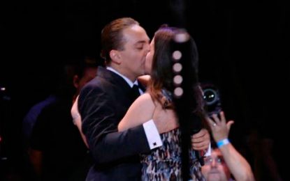 Durante concierto, Cristian Castro sorprende a su novia con propuesta de matrimonio