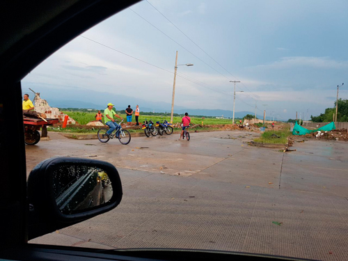 La pared del encerramiento del aeropuerto de Valledupar se cayó.