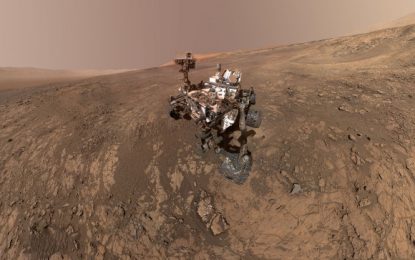 Una selfie del robot Curiosity revela el paisaje marciano