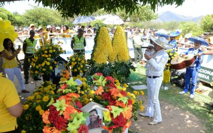 Con flores amarillas y serenata homenajearon a Martín Elías en su primer año de fallecido
