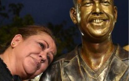 La expresión de Patricia Acosta al ver la estatua de su hijo Martín Elías que conmueve a sus seguidores