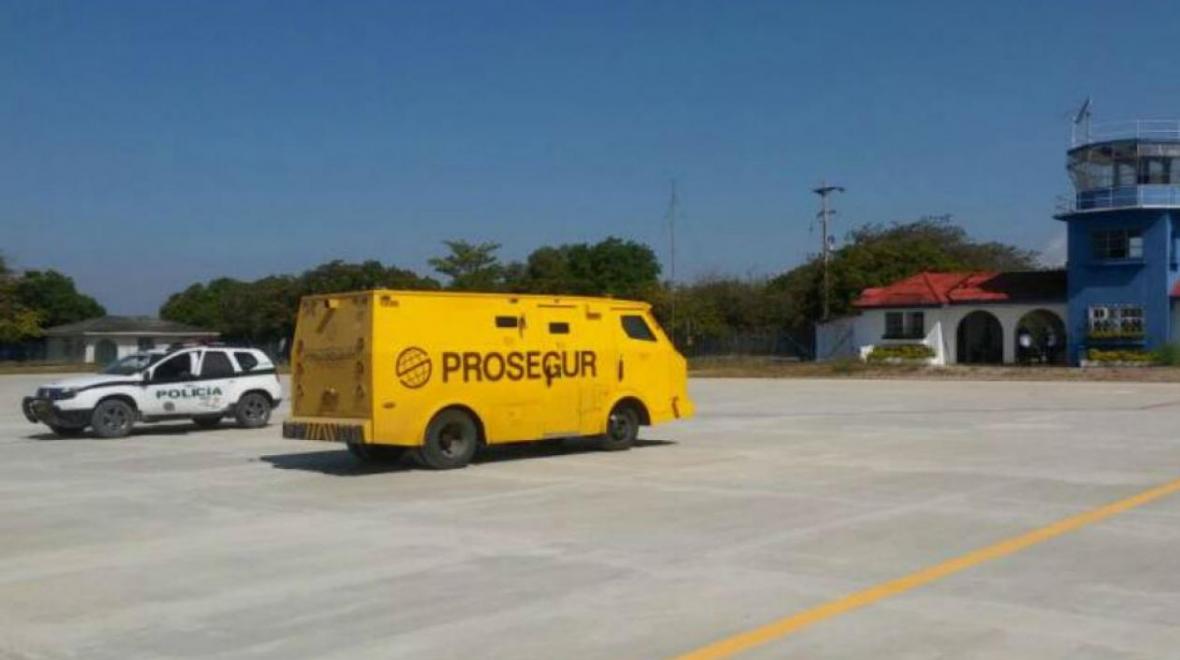 Fotos https://www.elheraldo.co/cesar/de-quien-eran-los-2000-millones-que-intentaron-robar-en-una-avioneta-en-el-cesar-592770