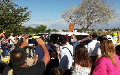 Fanáticos acompañan el cuerpo de Jorge Oñate hasta la biblioteca departamental de Valledupar