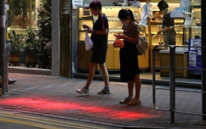 Hong Kong proyecta en el andén luces rojas para «adictos» al celular