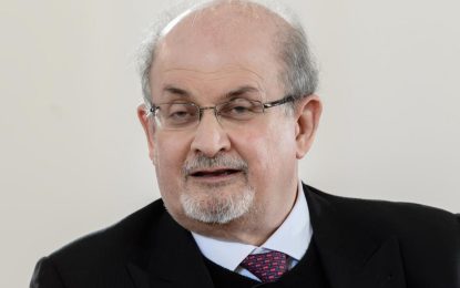 A Salman Rushdie le retiraron respirador, pero sigue “en estado crítico