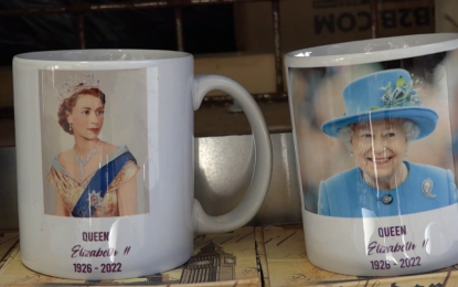 La muerte de Isabel II incrementa los precios de los «souvenirs» monárquicos