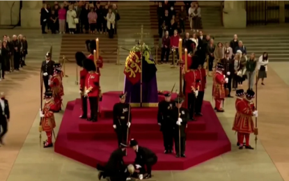 El momento en el que un guardia real se desmayó en plena capilla ardiente de la reina Isabel II