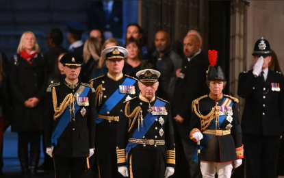 Rey Carlos III y sus hermanos realizan vigilia en honor de la reina Isabel II