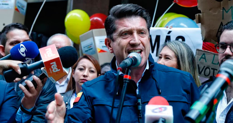 Diego Molano added important support from a former military officer and opponent of Petro to his campaign