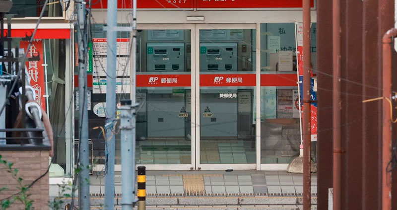 Un hombre armado se atrinchera en una oficina de correos de Japón después de abrir fuego en un hospital