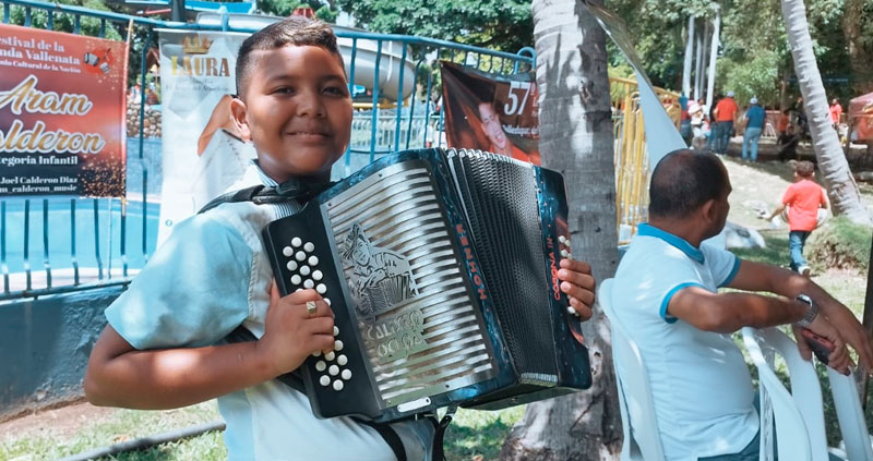 With accordion by Calixto Ochoa, Nehemías Caamaño seeks the crown