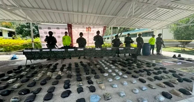 They dismantle two coves of the FARC dissidents with abundant explosive material and weapons