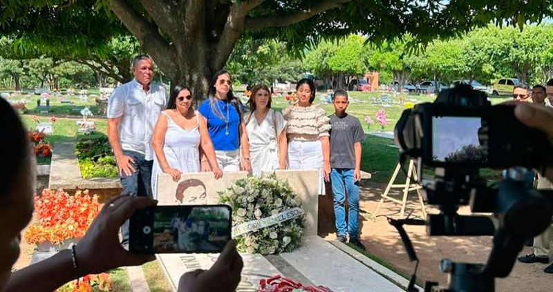 With a floral offering they remembered maestro Escalona in Valledupar