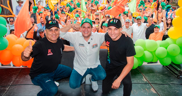 González abraza en pleno a Gumer De La Peña