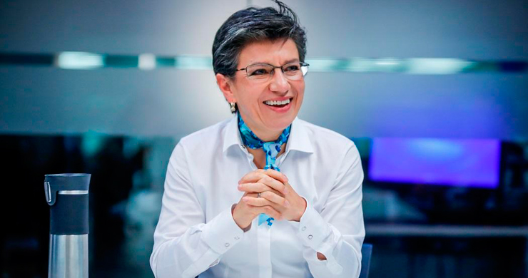 Claudia López llegó en bicicleta a inscribirse como candidata presidencial